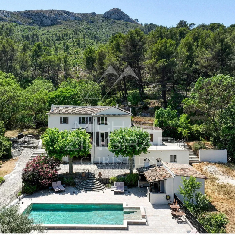 House with pool in absolute peace and quiet in the hills