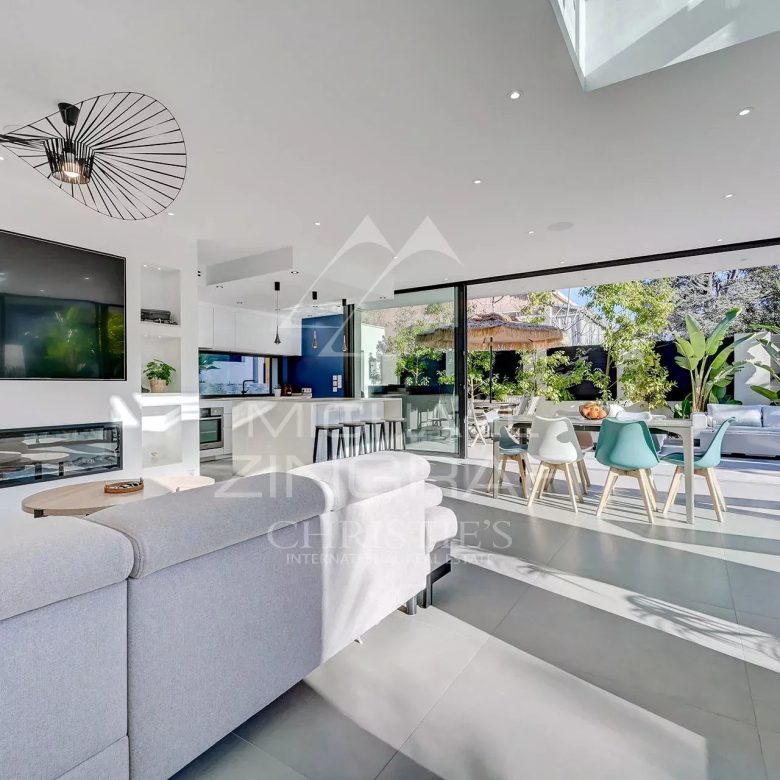 House with pool in absolute peace and quiet in the hills