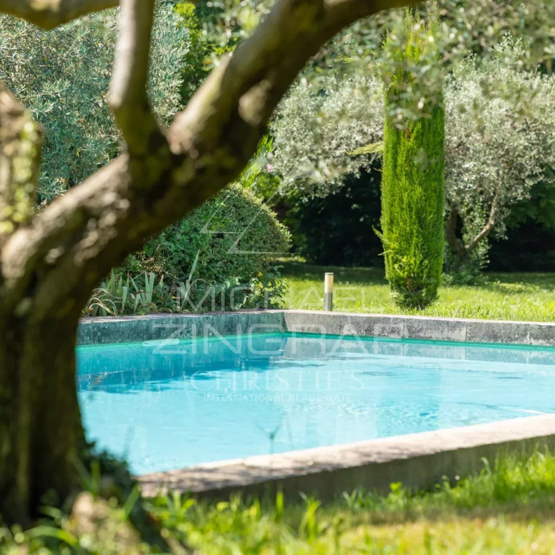 Exceptional property near L'Isle-sur-la-Sorgue, in the heart of a 15-hectare enclosed and wooded park
