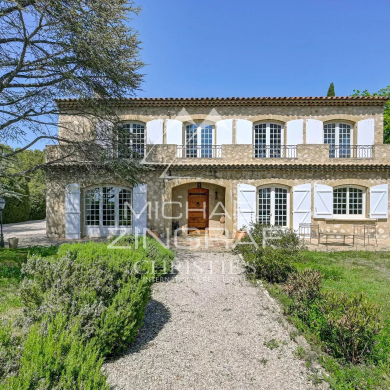 Neo-Provençal house in the heart of Provence