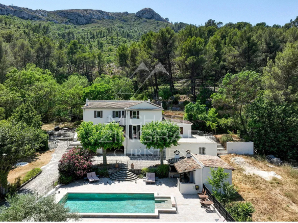 Near Aix-en-Provence, elegant property with swimming pool