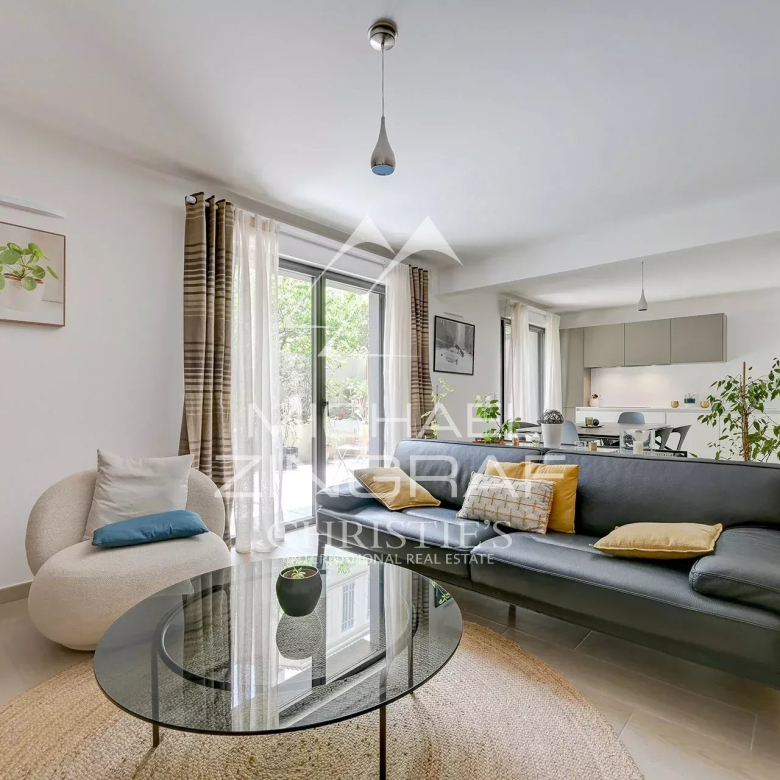 Cannes Croisette – Appartement 4 Pièces rénové – Vue mer – Etage élevé