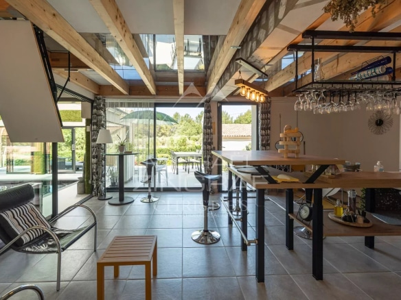 Intérieur d'une villa contemporaine avec cuisine ouverte et espace de vie lumineux à Lauris.