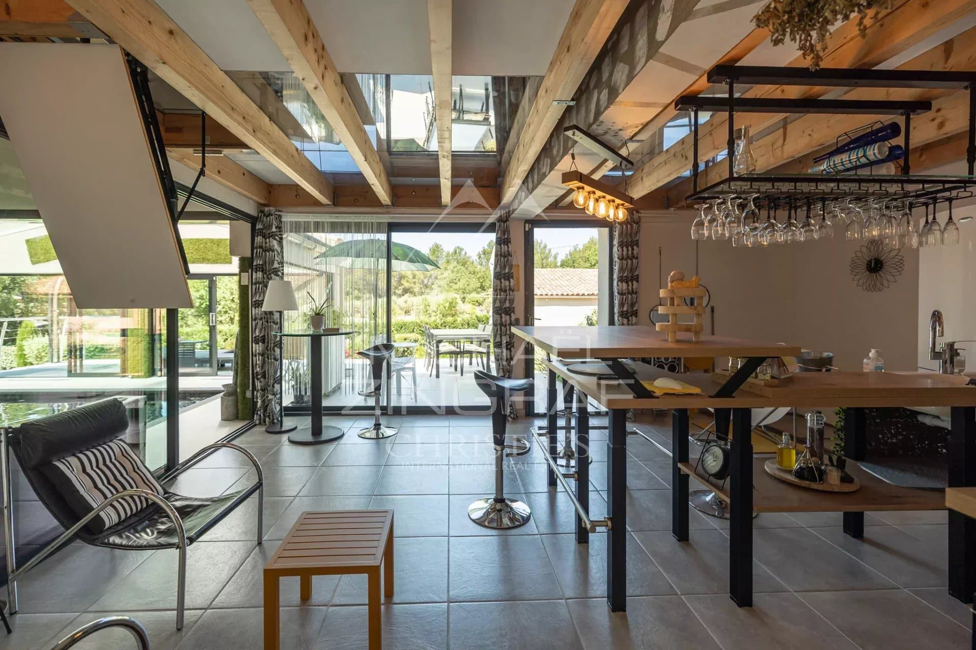 Intérieur d'une villa contemporaine avec cuisine ouverte et espace de vie lumineux à Lauris.