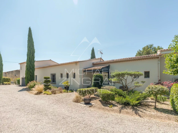 Villa contemporaine entourée de verdure à Lauris, avec un vaste terrain arboré.