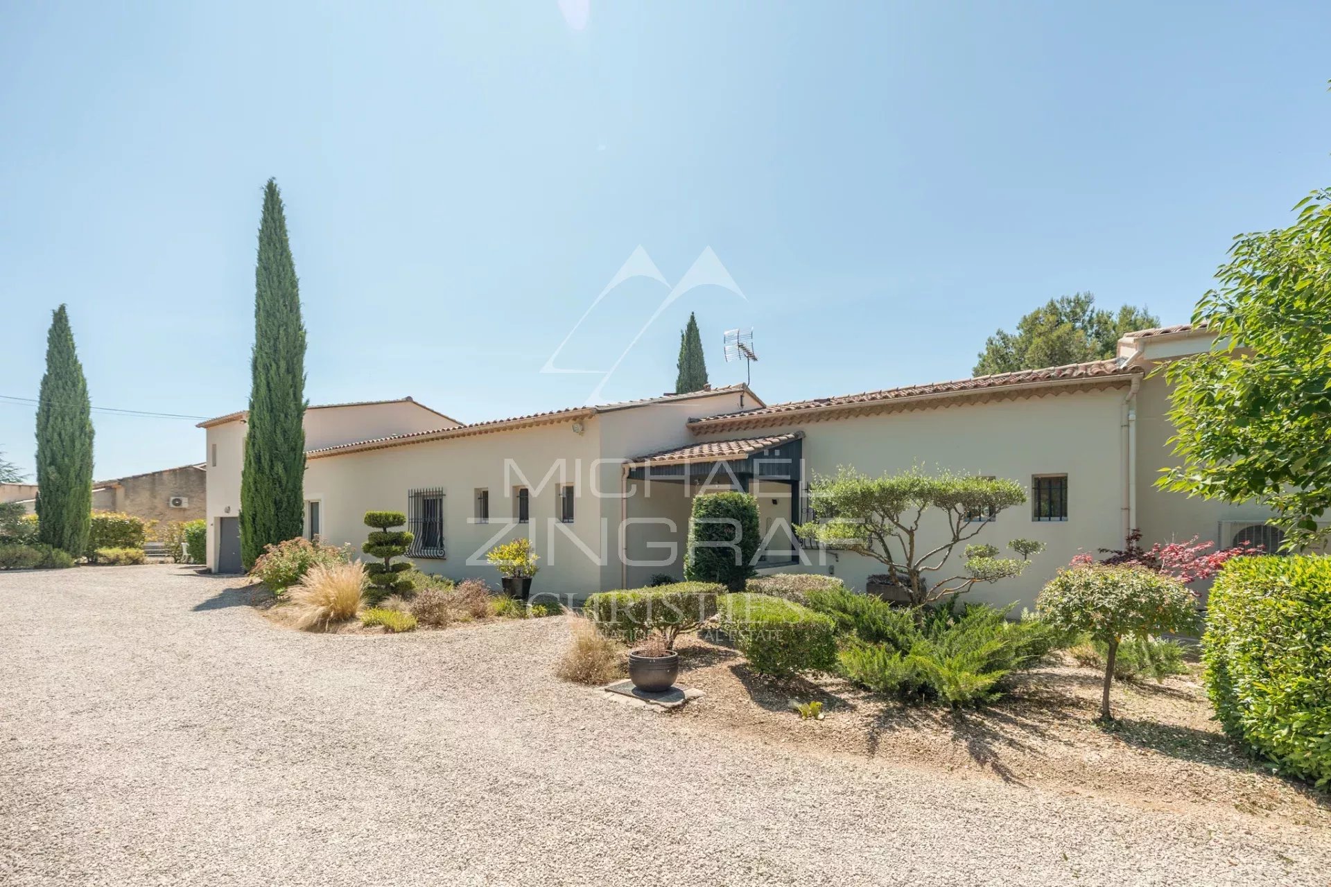 Villa contemporaine entourée de verdure à Lauris, avec un vaste terrain arboré.