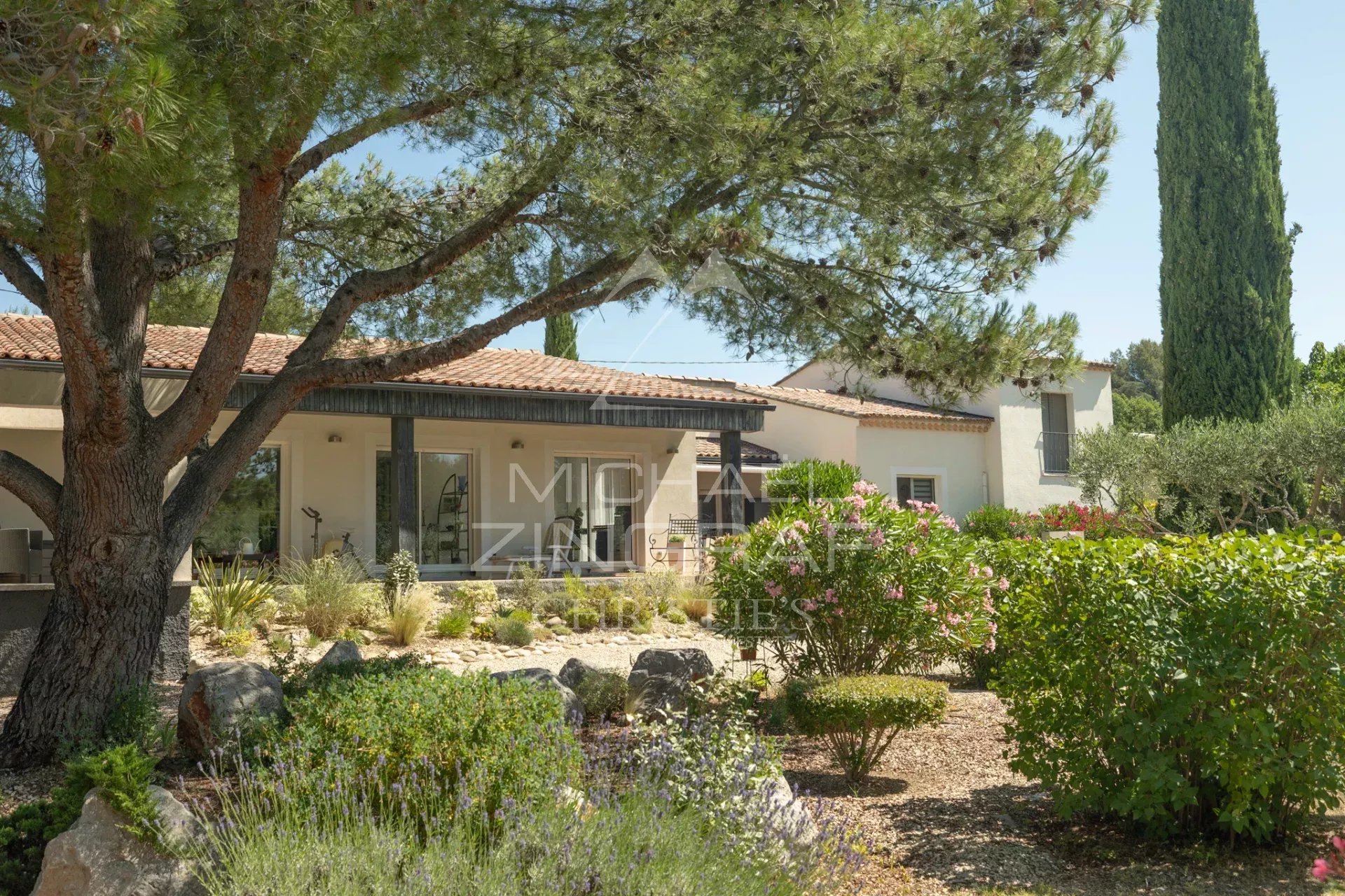 Villa contemporaine avec jardin arboré à Lauris, Luberon.