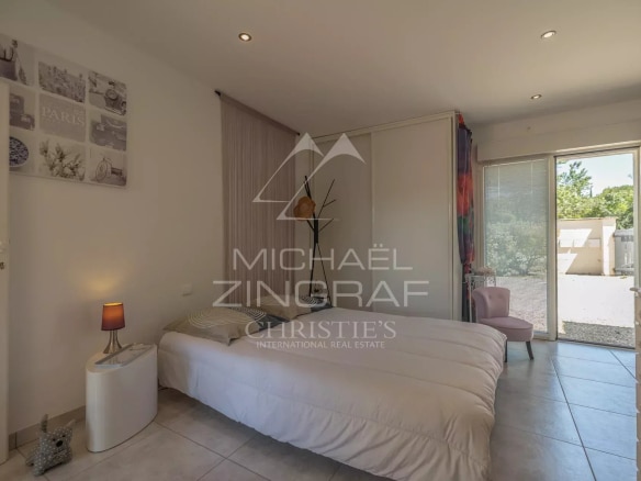 Chambre d'une villa contemporaine avec accès à l'extérieur, située à Lauris.