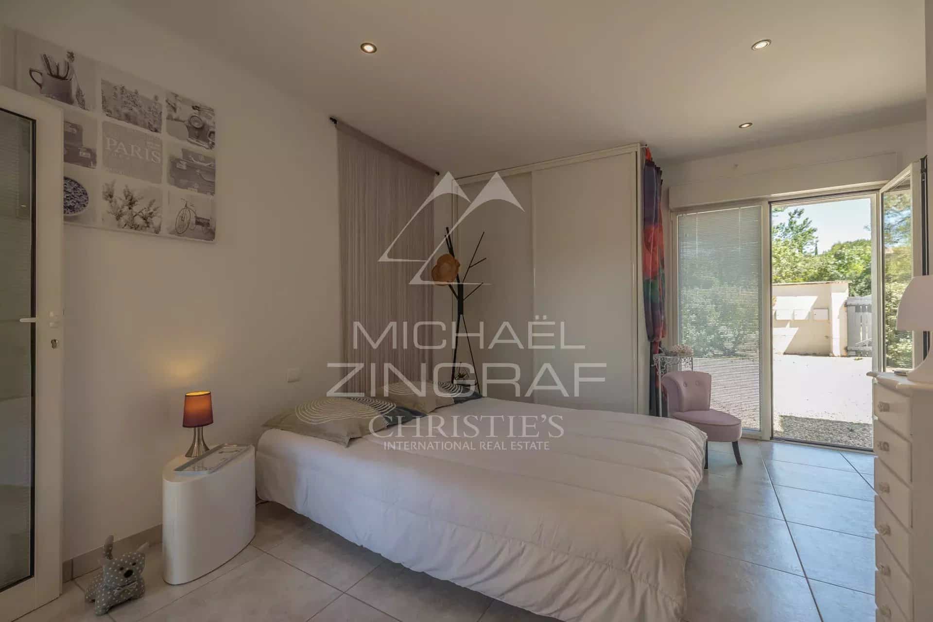 Chambre d'une villa contemporaine avec accès à l'extérieur, située à Lauris.