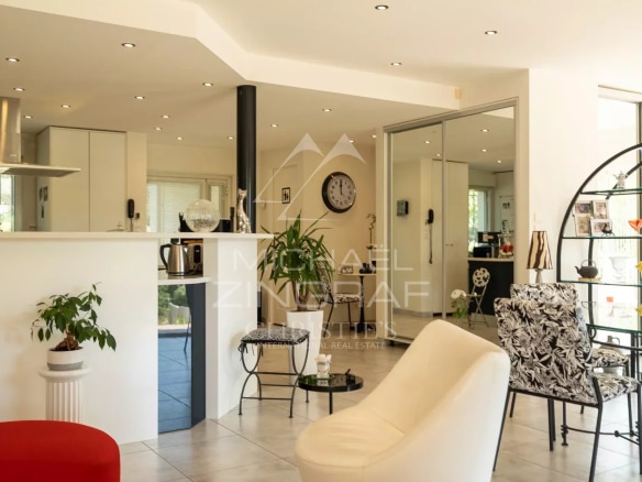 Intérieur d'une villa contemporaine avec un salon lumineux et moderne à Lauris.