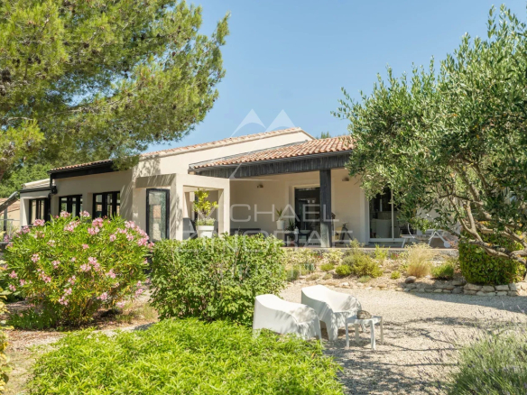 Villa contemporaine entourée de verdure à Lauris, avec jardin et terrasse.