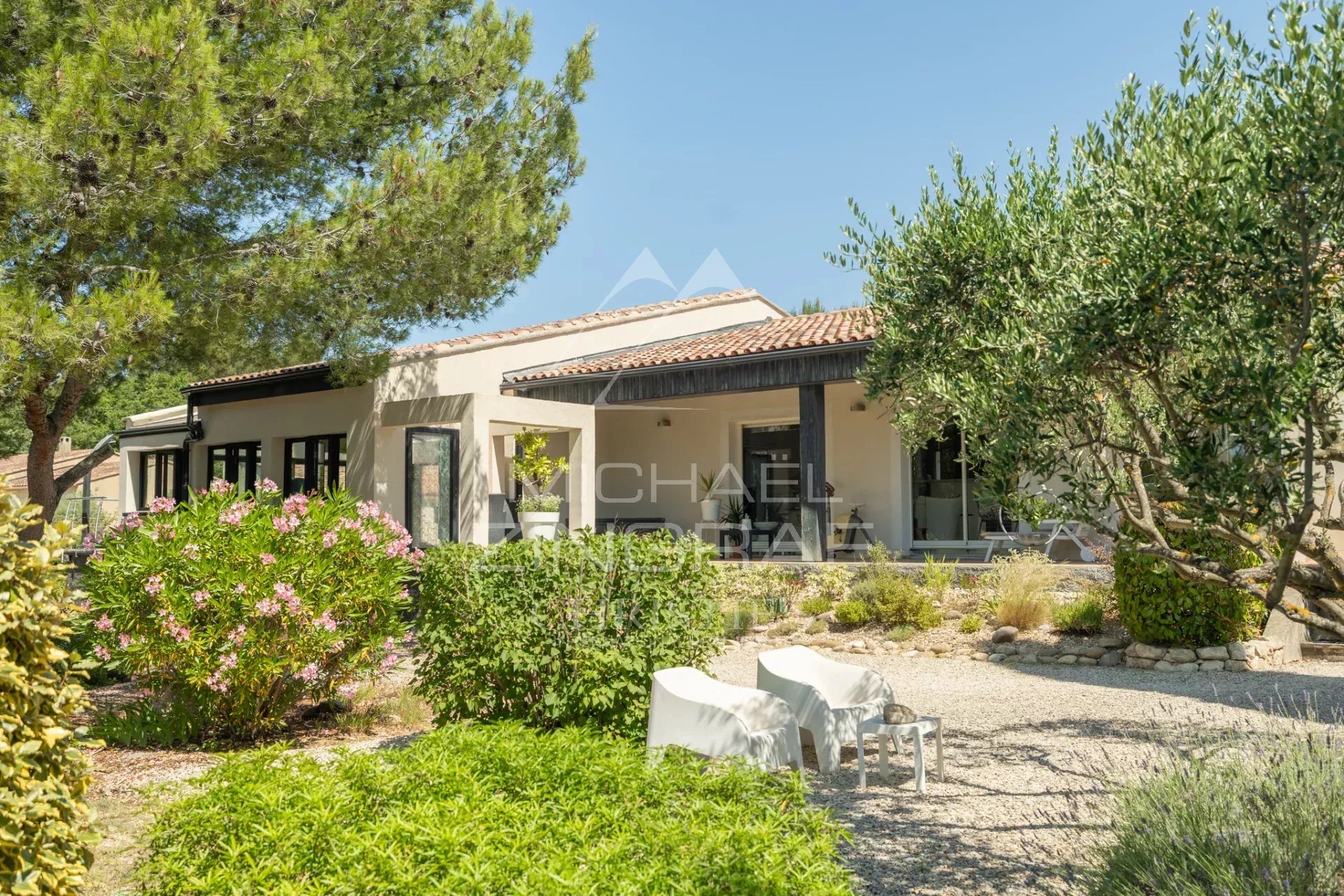 Villa contemporaine entourée de verdure à Lauris, avec jardin et terrasse.