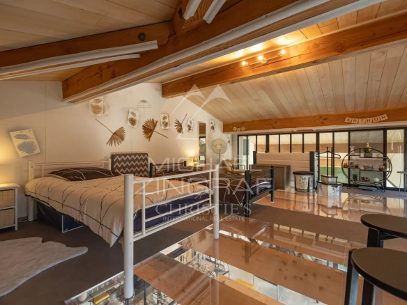Intérieur d'une villa contemporaine avec mezzanine et décoration moderne.