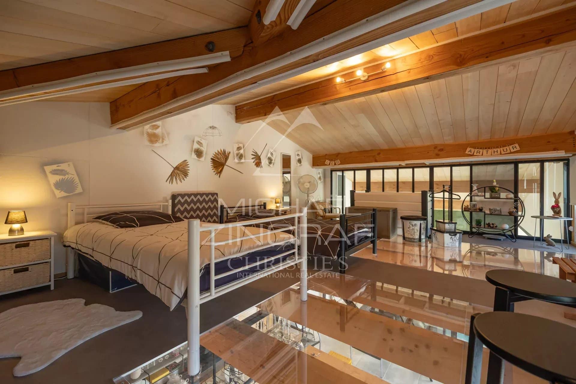 Intérieur d'une villa contemporaine avec mezzanine et décoration moderne.
