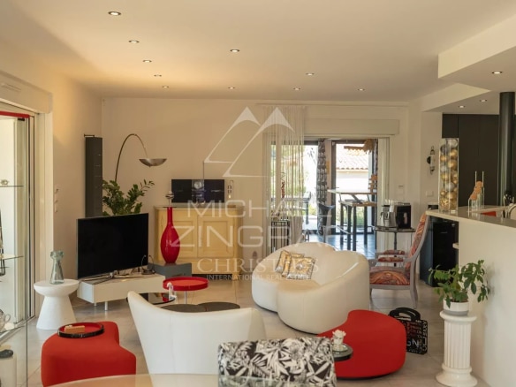 Intérieur d'une villa contemporaine avec salon lumineux et mobilier moderne à Lauris.