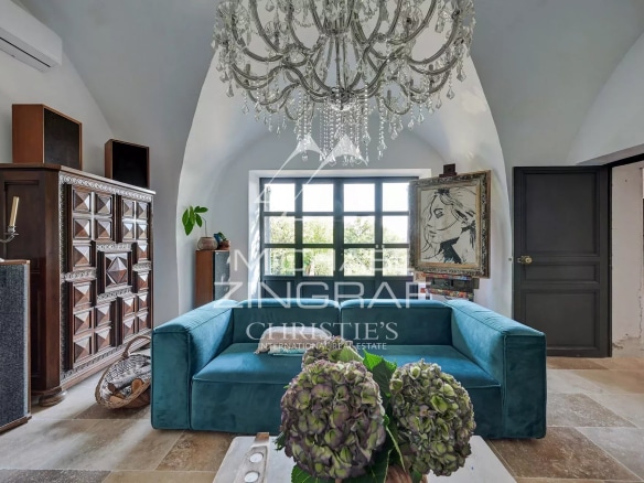 Intérieur d'une propriété d'exception avec un salon élégant et une grande fenêtre.