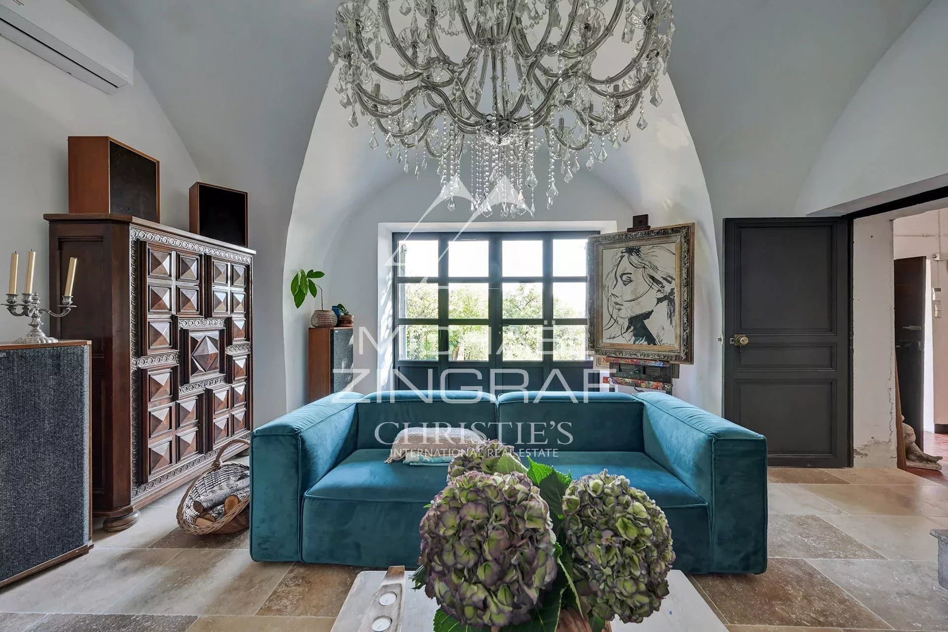 Intérieur d'une propriété d'exception avec un salon élégant et une grande fenêtre.