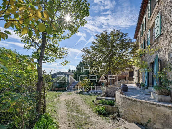 Propriété en pierre avec jardin et arbres, située dans le Sud du Luberon.
