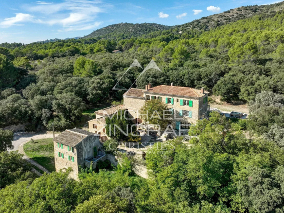 Propriété d'exception avec truffière dans le Sud du Luberon, entourée de verdure.