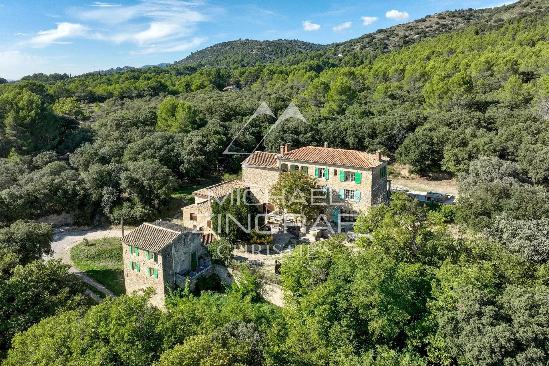 Propriété d'exception avec truffière dans le Sud du Luberon, entourée de verdure.