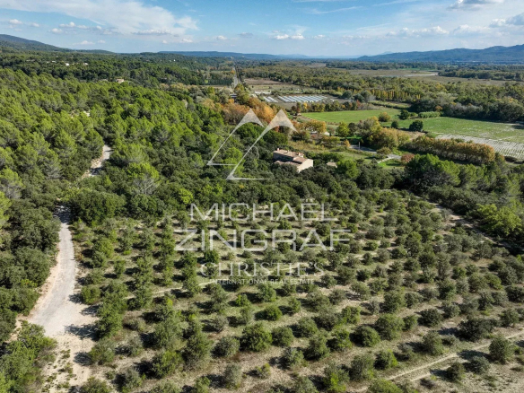 Vue aérienne d'une propriété avec truffière dans le Sud du Luberon, entourée de nature.