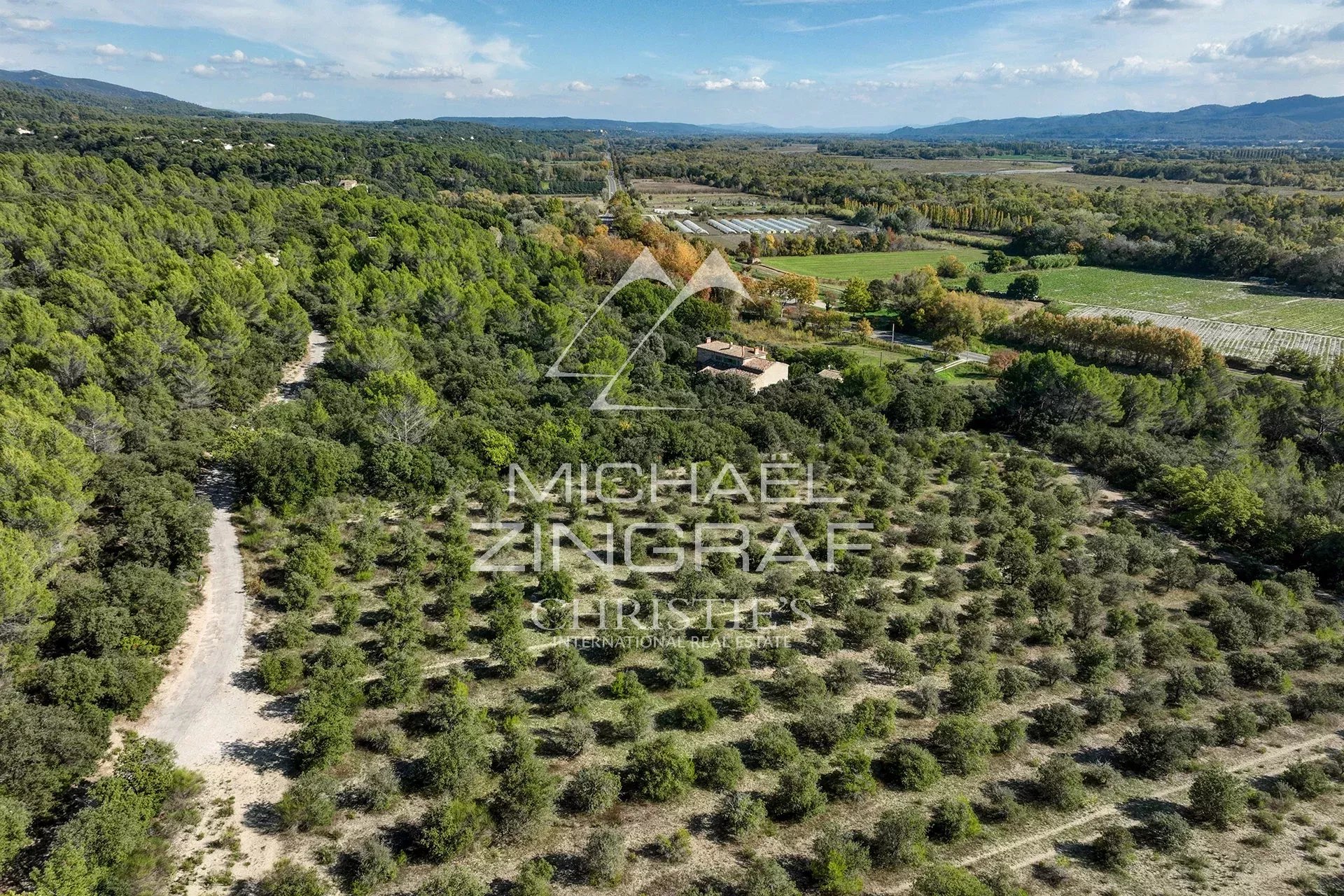 Vue aérienne d'une propriété avec truffière dans le Sud du Luberon, entourée de nature.