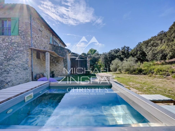 Propriété en pierre avec piscine et terrain boisé à Mérindol, Sud du Luberon.