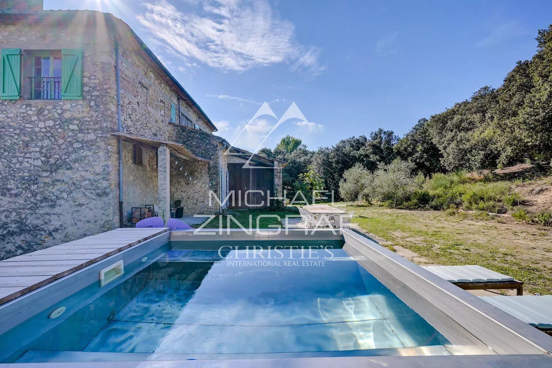 Propriété en pierre avec piscine et terrain boisé à Mérindol, Sud du Luberon.
