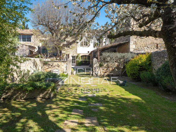 Demeure de charme du XIXe siècle avec jardin à Alleins, Provence.