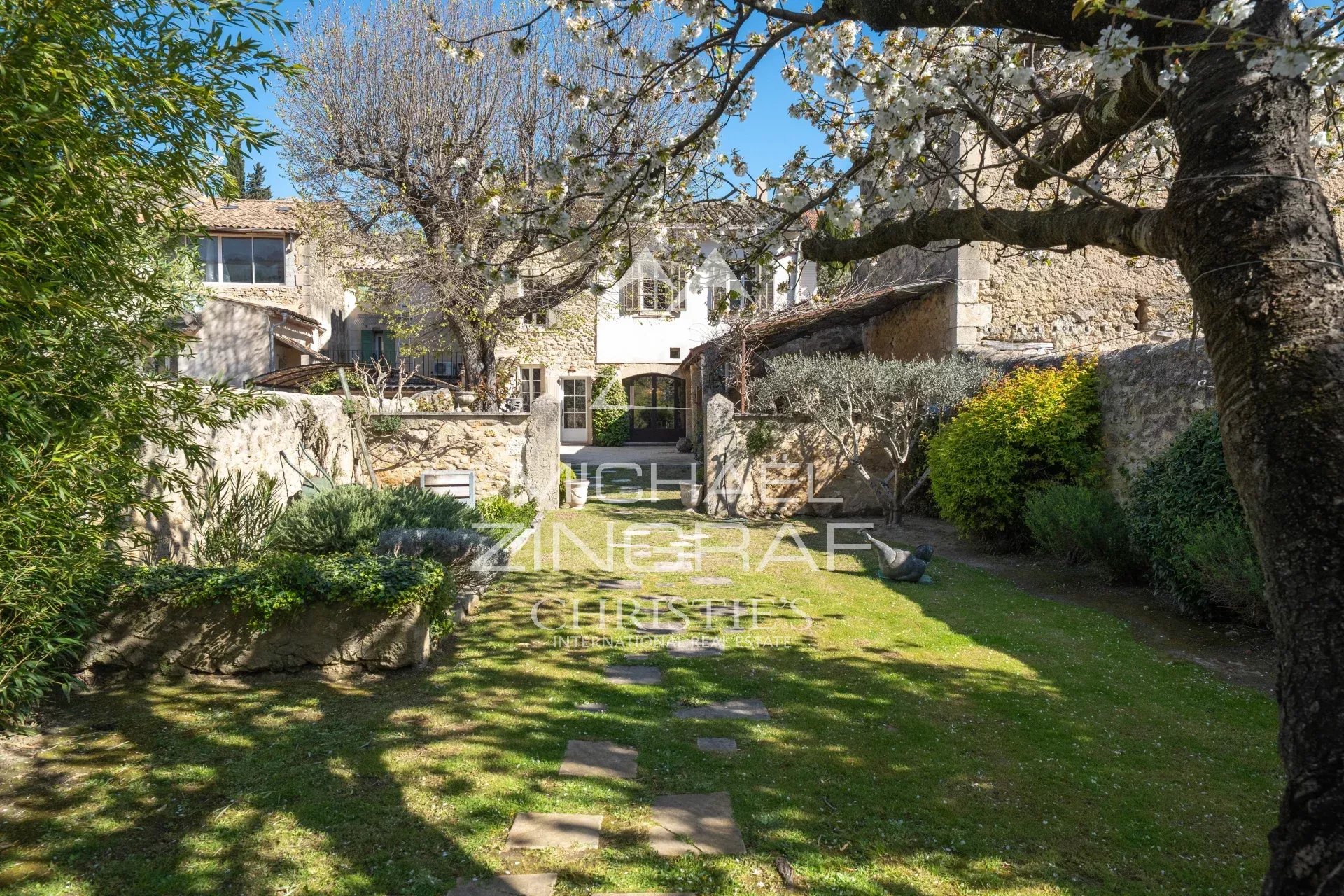 Demeure de charme du XIXe siècle avec jardin à Alleins, Provence.