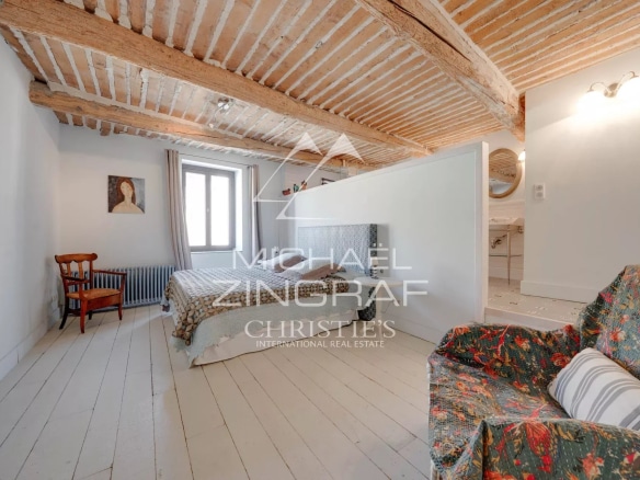 Chambre d'une maison du XIXe siècle avec poutres apparentes et mobilier ancien à Alleins, Provence.