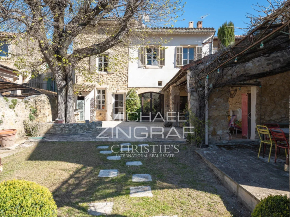 Demeure de charme du XIXe siècle avec jardin à Alleins, Provence.