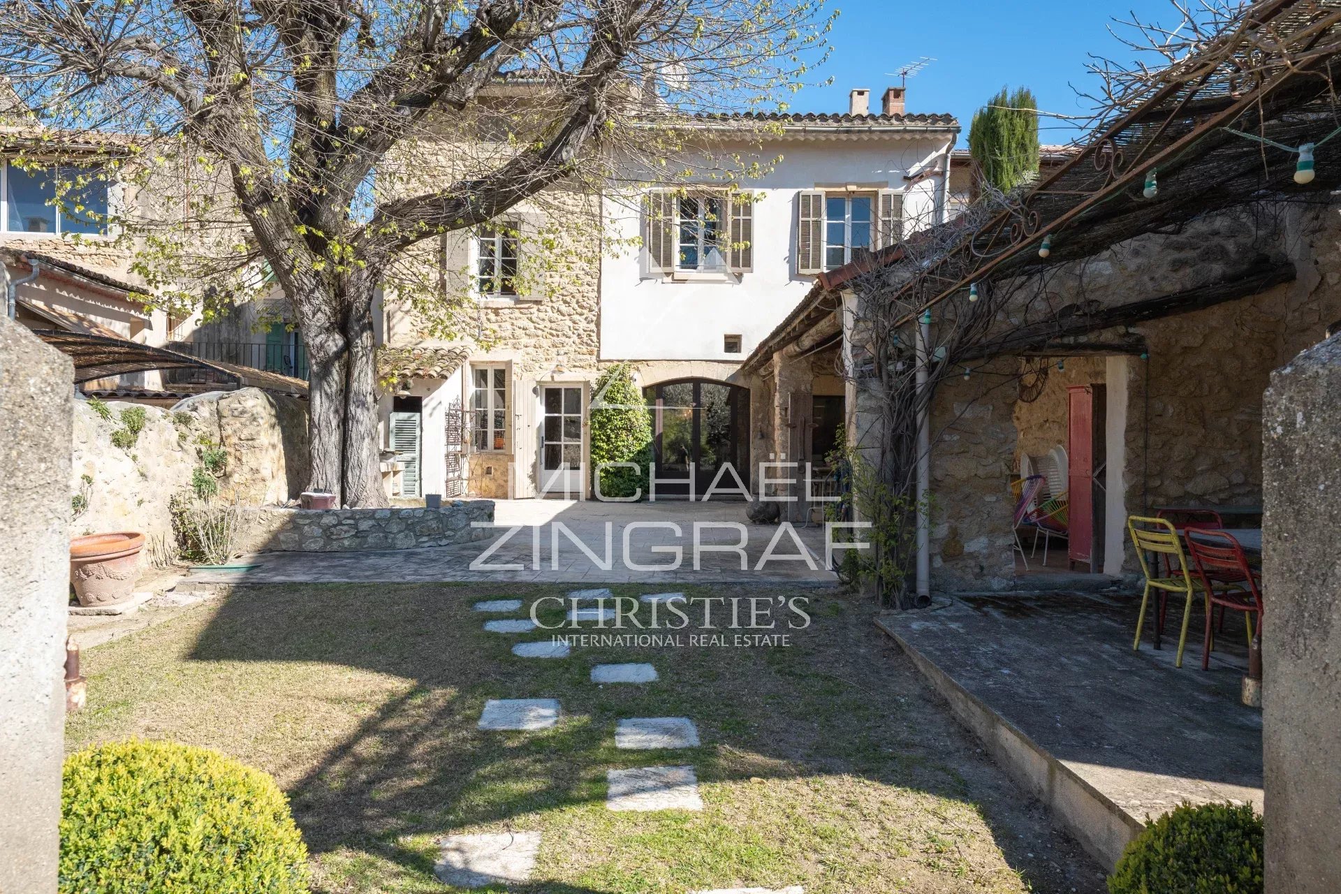 Demeure de charme du XIXe siècle avec jardin à Alleins, Provence.