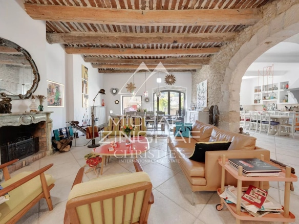 Intérieur d'une maison du XIXe siècle avec salon et cuisine ouverte, décoré avec goût.