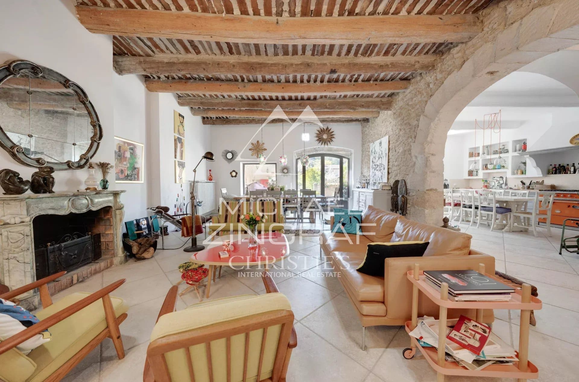 Intérieur d'une maison du XIXe siècle avec salon et cuisine ouverte, décoré avec goût.