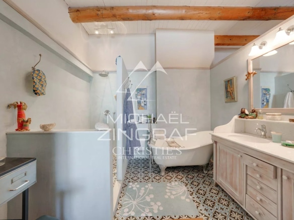 Salle de bain élégante avec baignoire et carrelage décoratif dans une maison du XIXe siècle à Alleins.