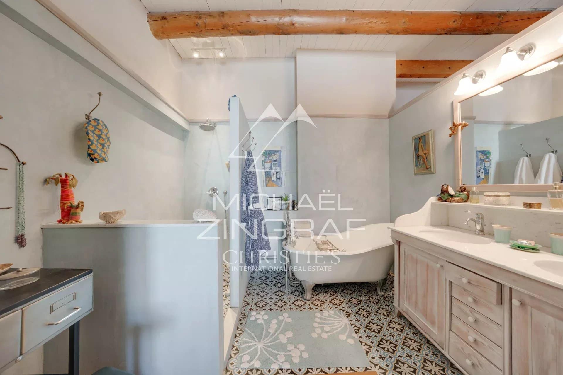 Salle de bain élégante avec baignoire et carrelage décoratif dans une maison du XIXe siècle à Alleins.