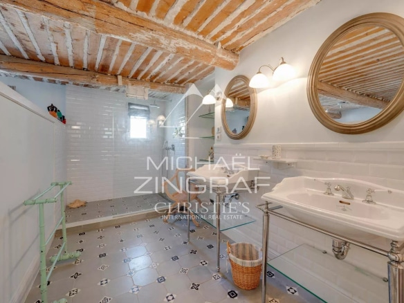 Salle de bain moderne avec carrelage et éléments en métal dans une maison du XIXe siècle à Alleins, Provence.