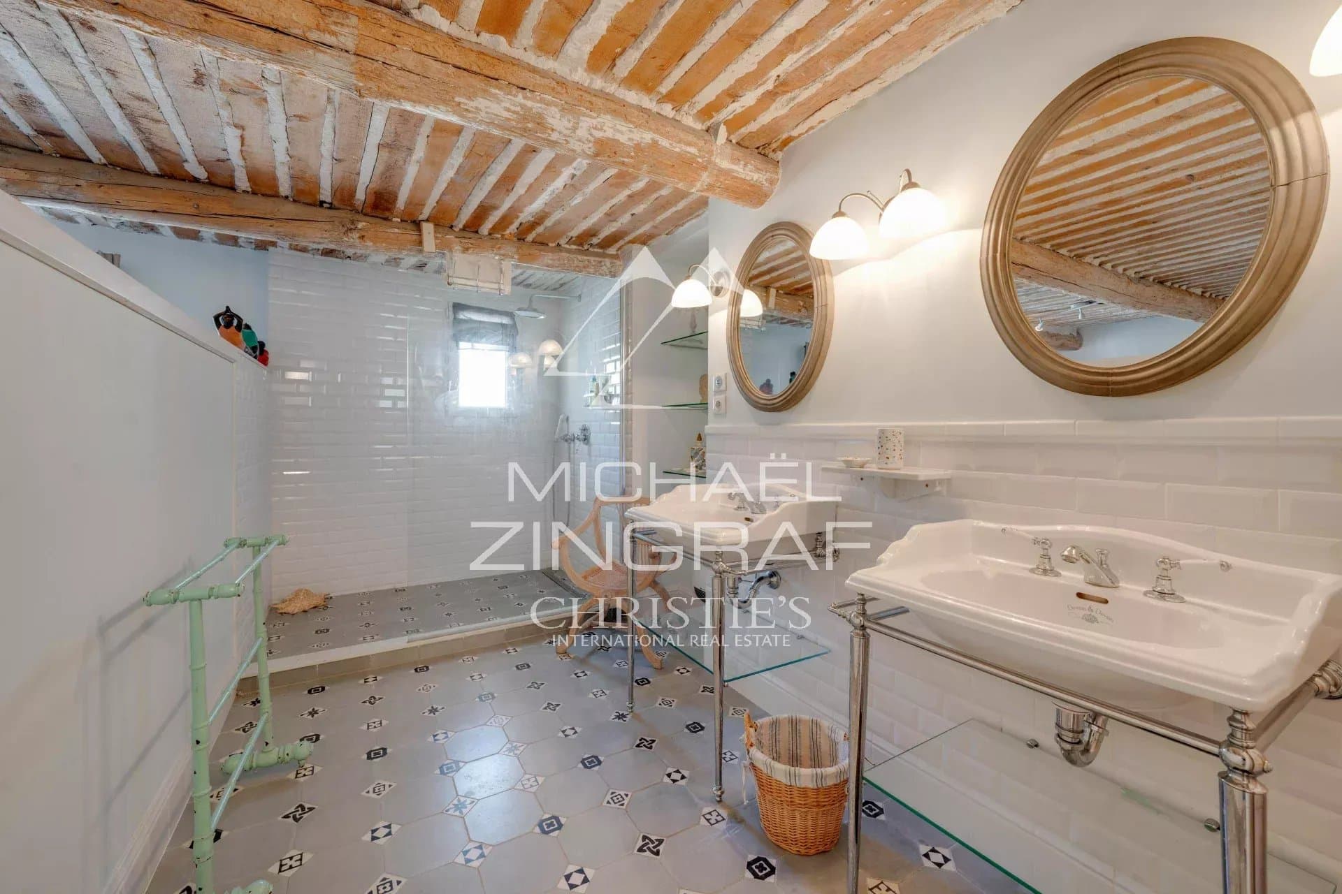Salle de bain moderne avec carrelage et éléments en métal dans une maison du XIXe siècle à Alleins, Provence.