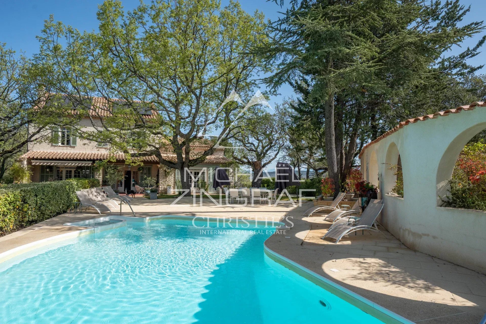 Estate with swimming pool and garden in Rians, Provence, France.