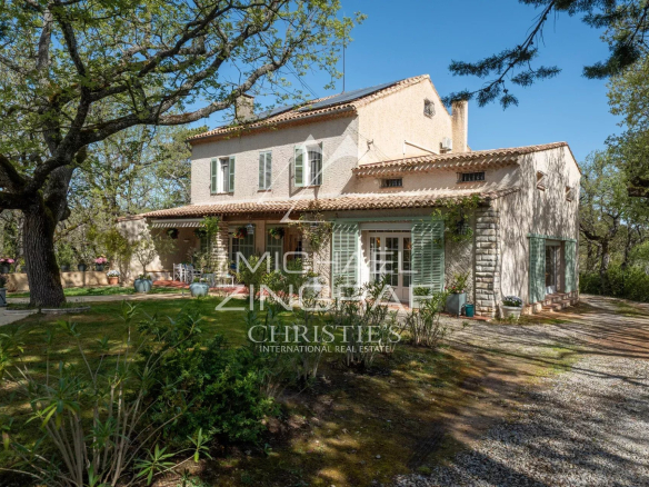 Provençal estate with swimming pool on a wooded plot in Rians, France.