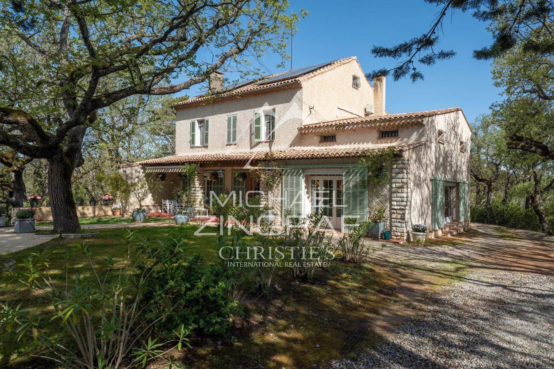 Provençal estate with swimming pool on a wooded plot in Rians, France.