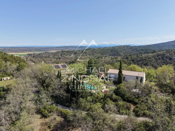 Aerial view of a Provençal estate with swimming pool and wooded park in Rians, near Aix-en-Provence.
