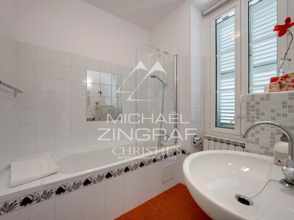 Bathroom with bathtub and sink in an estate in Rians.