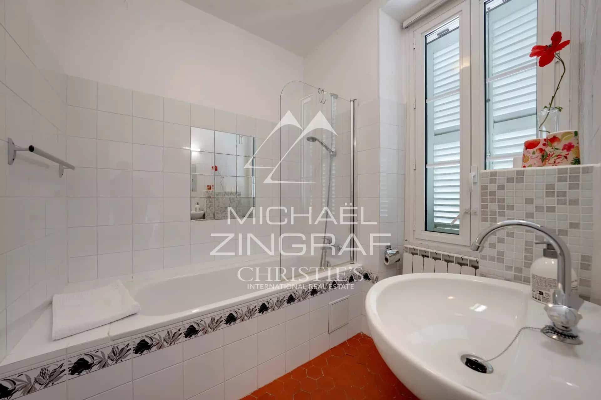 Bathroom with bathtub and sink in an estate in Rians.