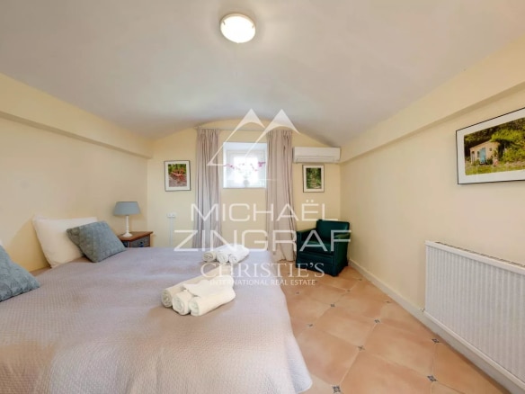 Room in a Provençal estate with double bed and warm decor in Rians.