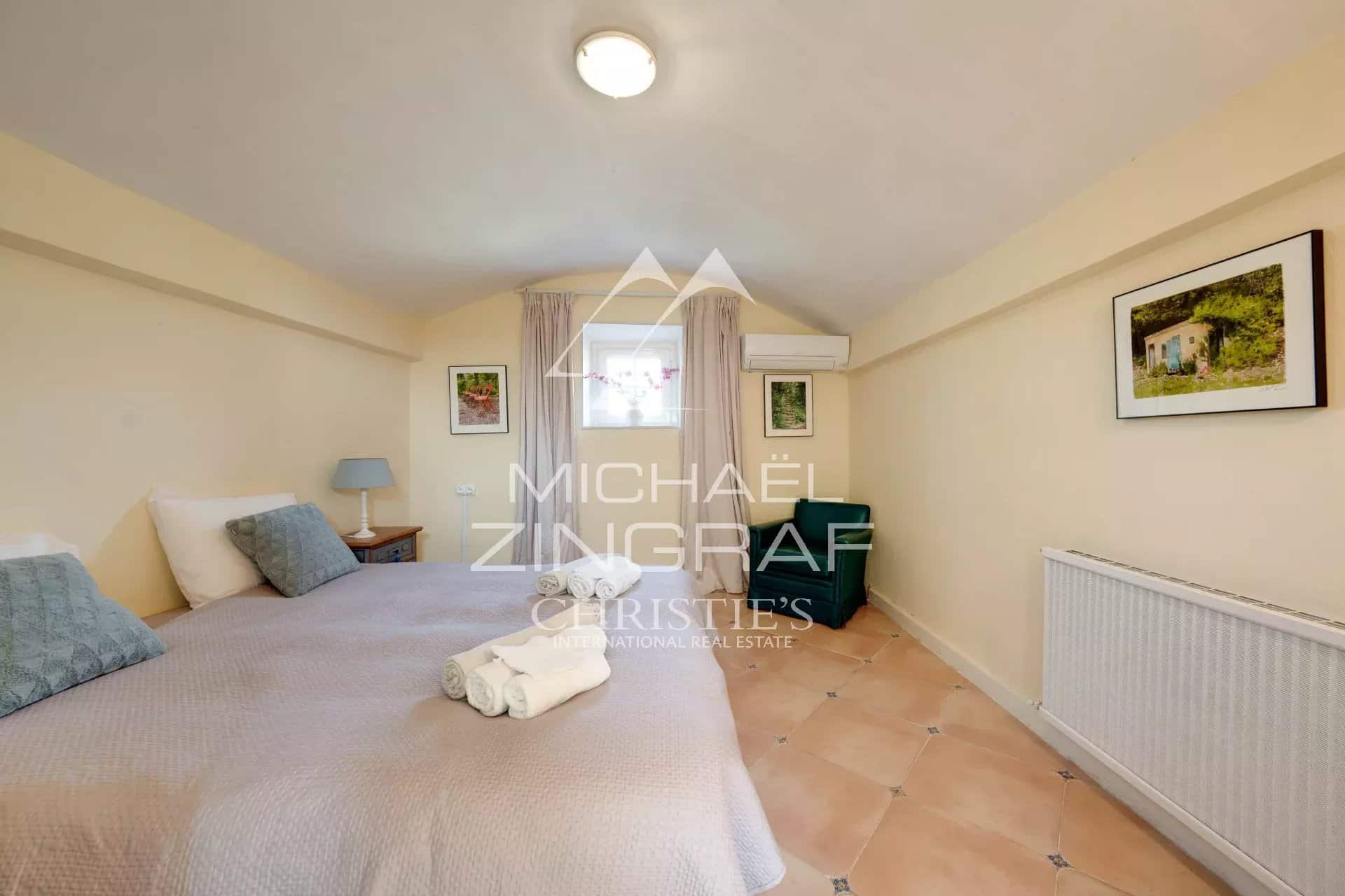 Room in a Provençal estate with double bed and warm decor in Rians.