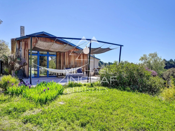 Modern single-storey house with green garden in Mérindol.