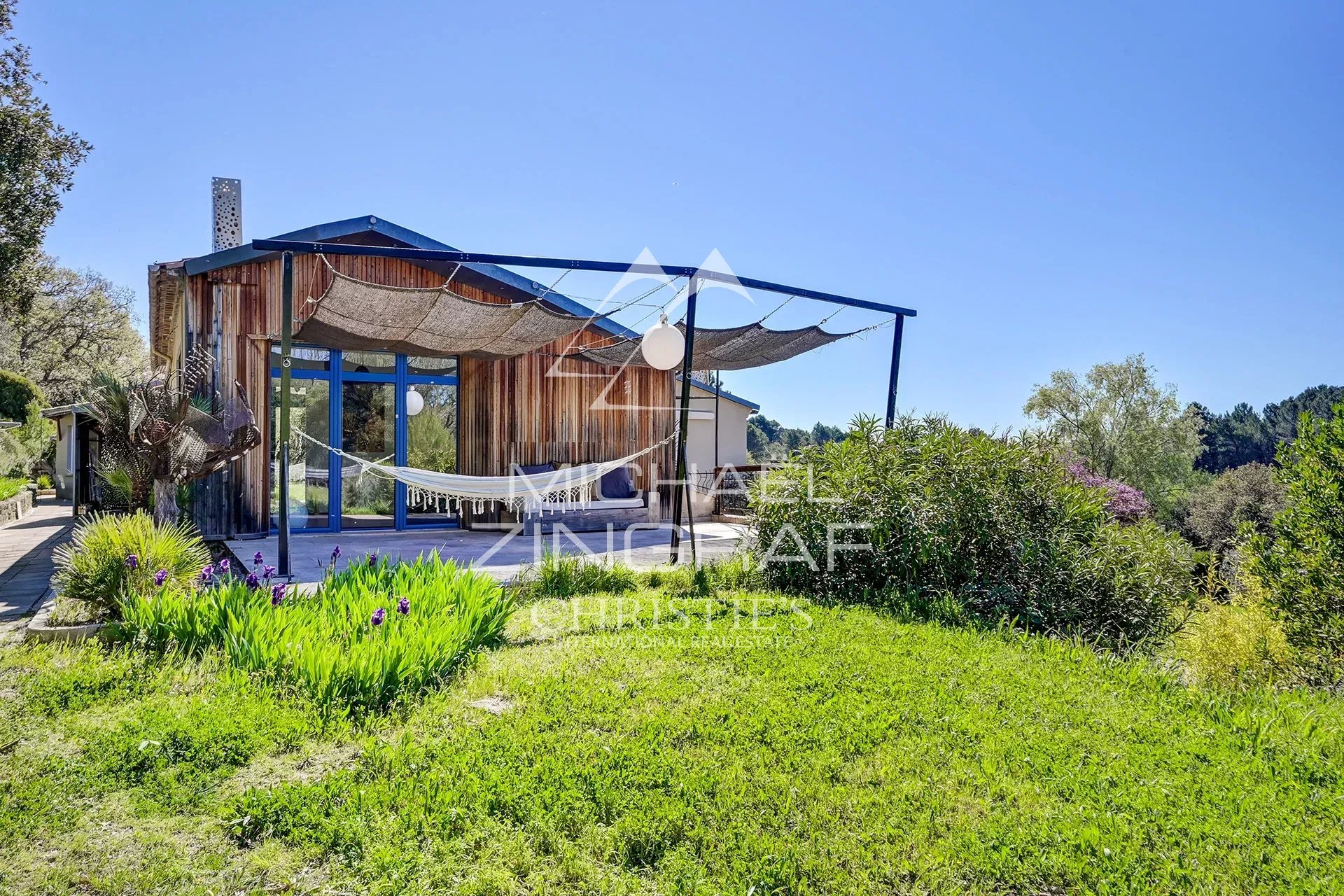 Modern single-storey house with green garden in Mérindol.