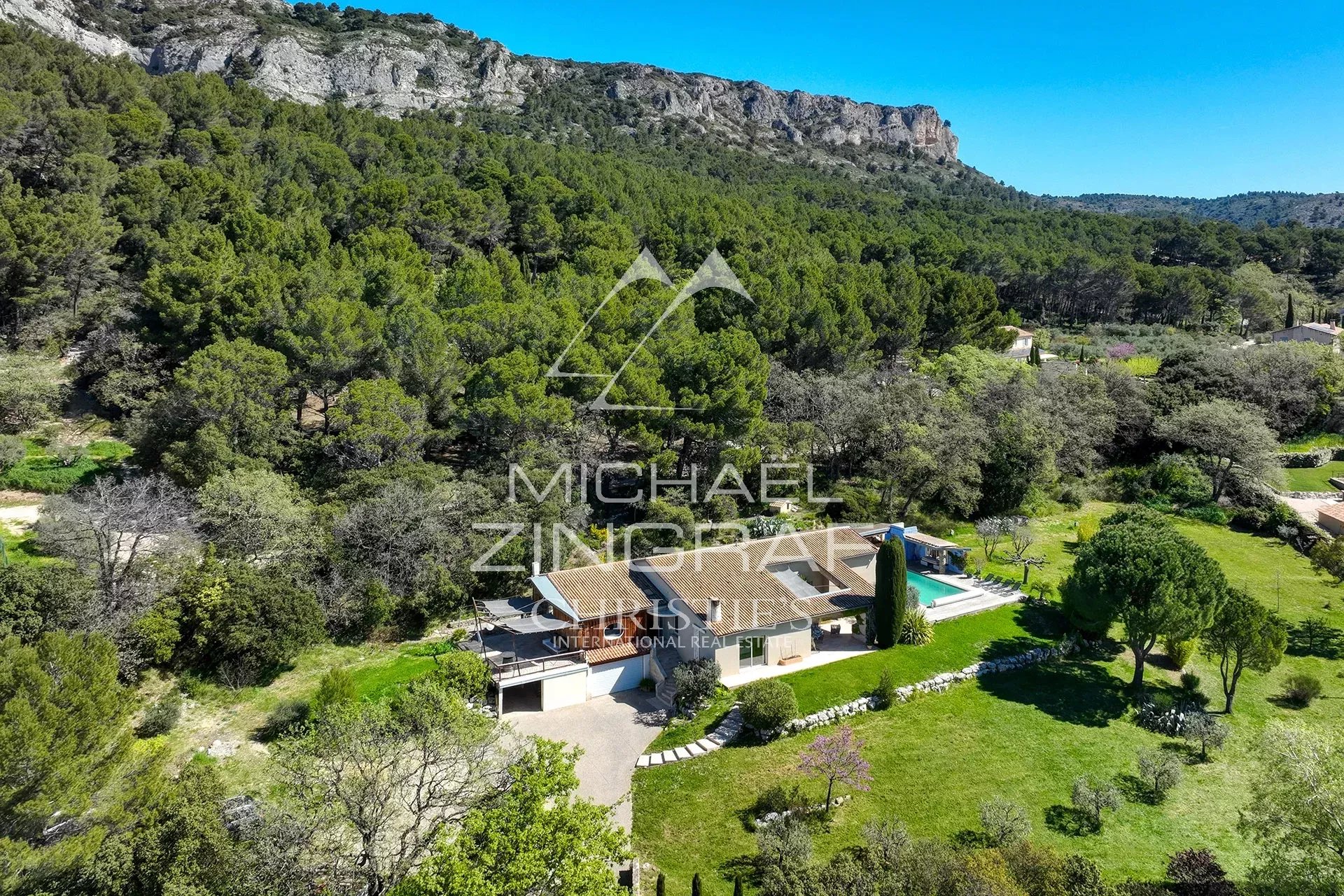 Bright property on a green plot in Mérindol, surrounded by nature.